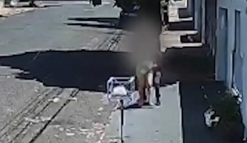 Homem agarra e estupra mulher no meio da rua (Foto: Reprodução)