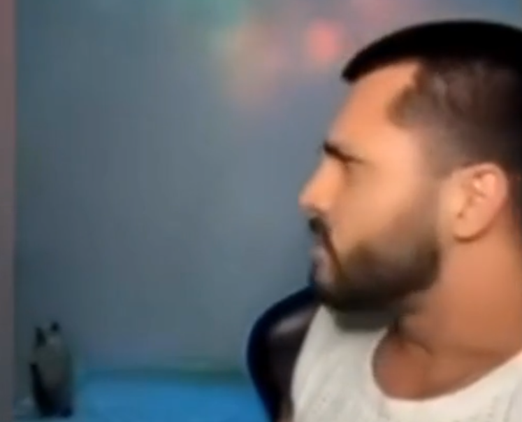 Influenciador foi assaltado quando estava ao vivo (Foto: Reprodução)