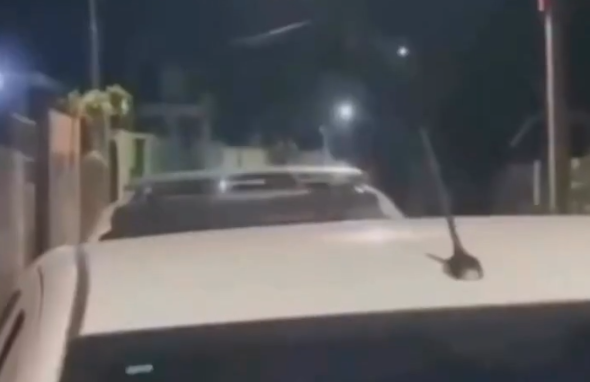 Casal é flagrado em momento íntimo no carro (Foto: Reprodução)