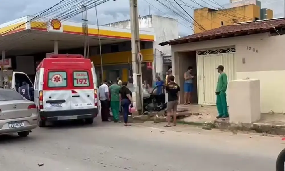 Homem morreu após colidir com poste (Foto: Reprodução)