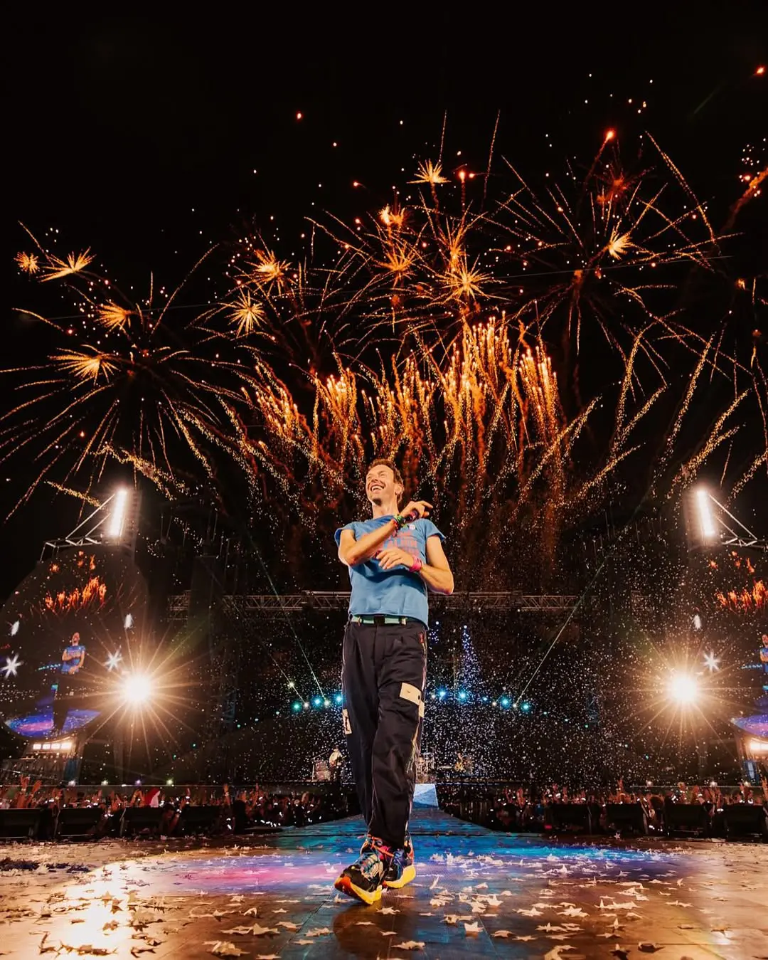 Vocalista do Coldplay é flagrado em clima íntimo com cantora brasileira (Foto: Reprodução/Redes sociais)