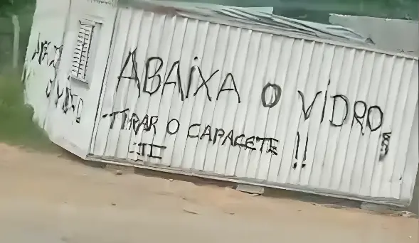 Facção deixa aviso para motoristas em contêiner e assusta moradores (Foto: Reprodução)