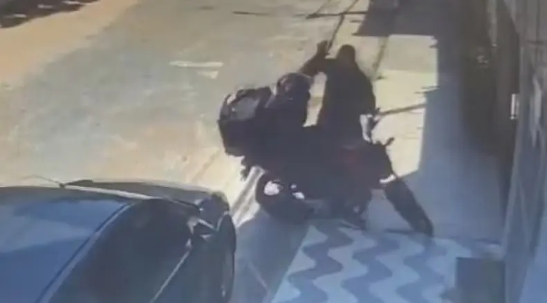 Um motoboy foi agredido enquanto realizava uma entrega no bairro Serrinha, em Fortaleza, na tarde da última sexta-feira (31). Crédito: câmera de segurança e redes sociais