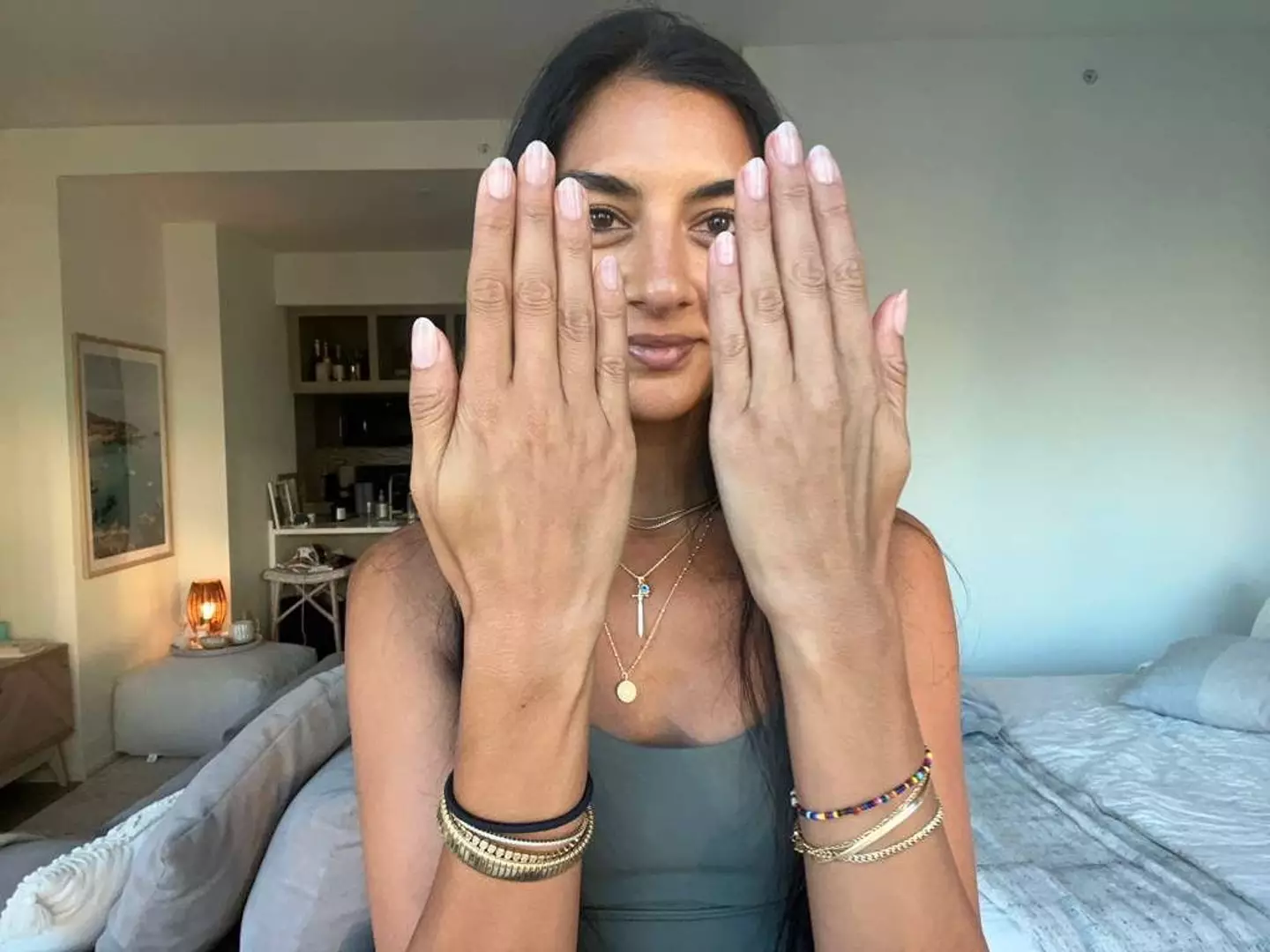 Mãos de ouro: estilista lucra alto posando para marcas de luxo internacionais