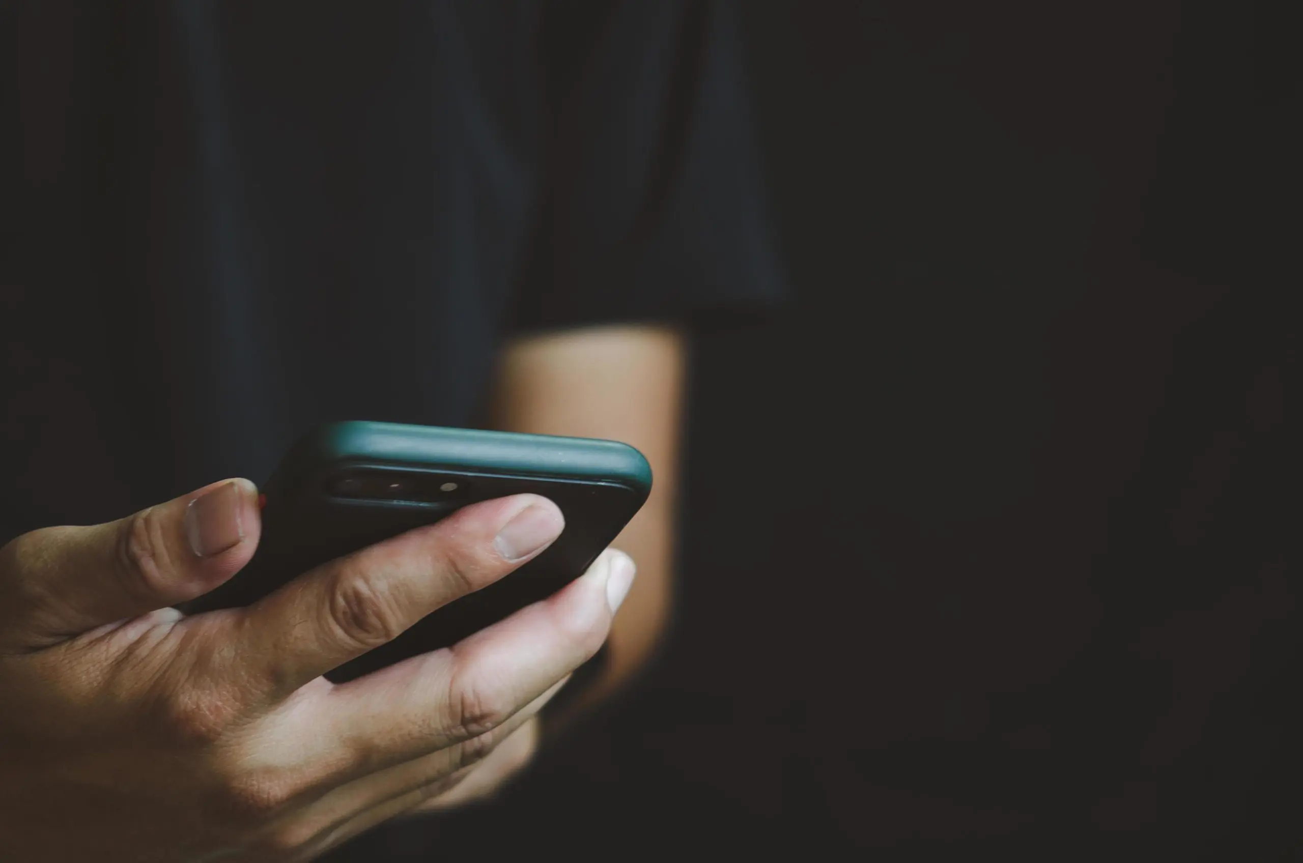 Homem segurando celular na mão || Reprodução: Internet 