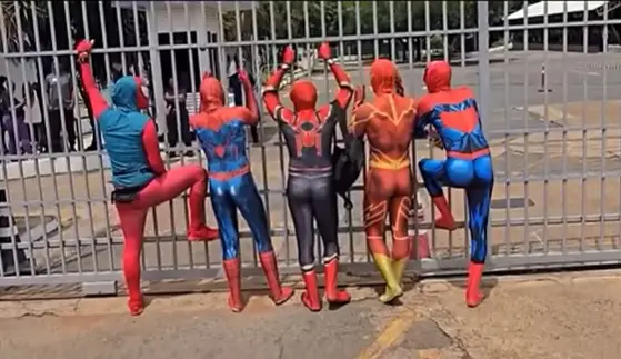 Grupo chegou fantasiado de super-heróis na porta do Enem em Brasília, mas perdeu a prova após não encontrar vaga para estacionar. Reprodução vídeo/redes sociais