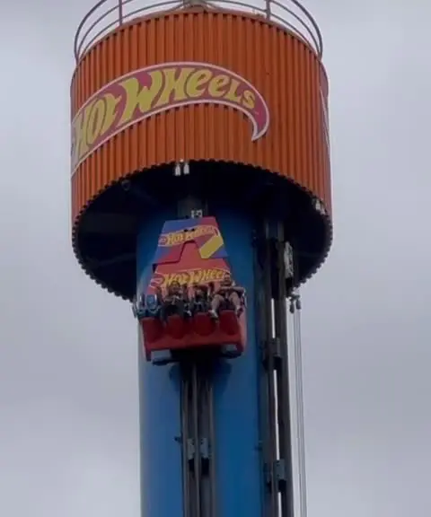 Família ficou cerca de 20 minutos presa na atração Big Tower, no Beto Carrero World, em Penha (SC). Foto: Reprodução.