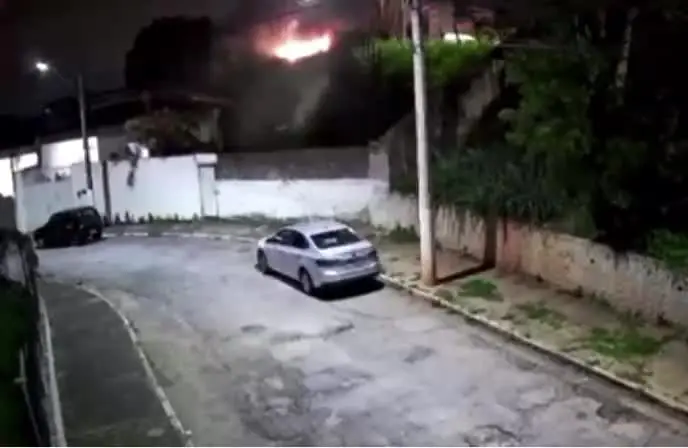 Momento em que o carro do suspeito cai em ribanceira e pega fogo na Dutra durante fuga da PM. Foto: Divulgação.