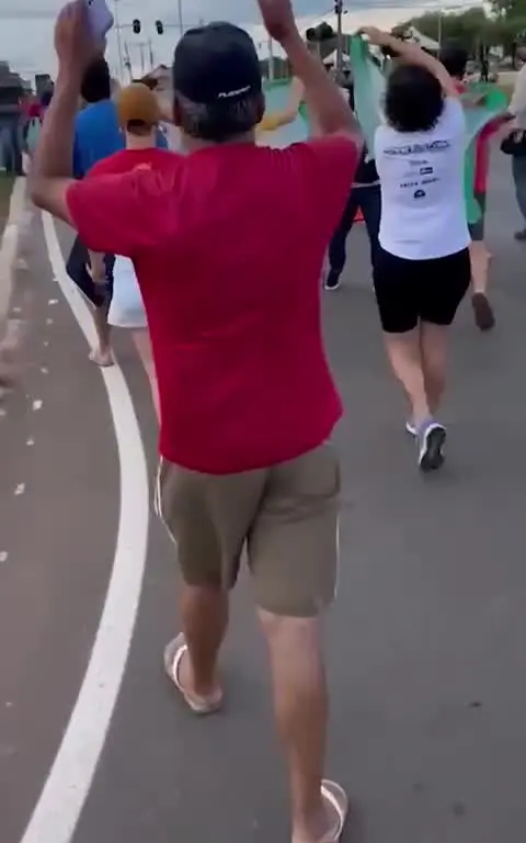 Apoiadores de Bolsonaro discutem com um lulista em frente à PF em Brasília; clima de tensão marcou o dia após a prisão do ex-presidente. Foto: Reprodução.