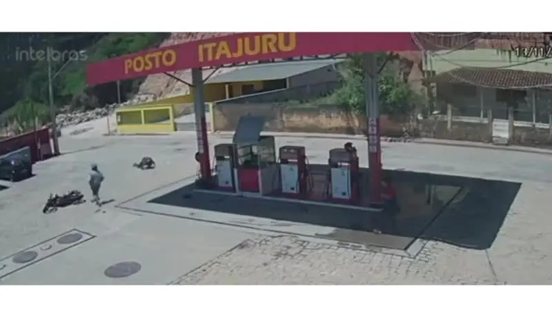 Câmeras registram o momento em que comerciante atinge moto de assaltantes durante perseguição após roubo em Brás Pires. Foto: Divulgação.