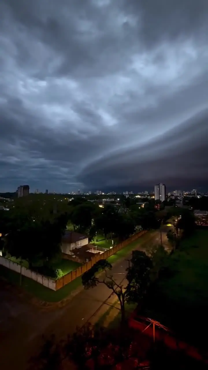 Nuvem prateleira se formou sobre Foz do Iguaçu na noite de domingo e indicou a chegada de ventos fortes antes da chuva. Foto: Divulgação.
