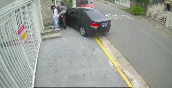 Motorista reage a tentativa de assalto e joga carro contra dupla de moto no Sacomã, zona sul de São Paulo; ação foi registrada por câmeras de segurança. Foto: Divulgação.