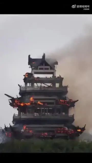 Pavilhão Wenchang, do Templo Yongqing, foi tomado pelas chamas e completamente destruído; demais estruturas do complexo histórico foram preservadas. Foto: Reprodução.