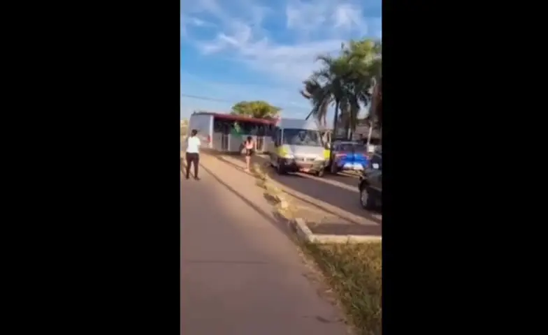Fachada de loja fica destruída após ônibus perder o controle e invadir o comércio em São Sebastião. Foto: Reprodução.