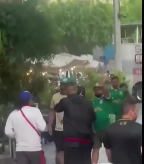 Torcedores de Flamengo e Palmeiras se enfrentam nas ruas de Miraflores, em Lima; vídeo registrou cadeiras sendo arremessadas durante a confusão. Foto: Reprodução.