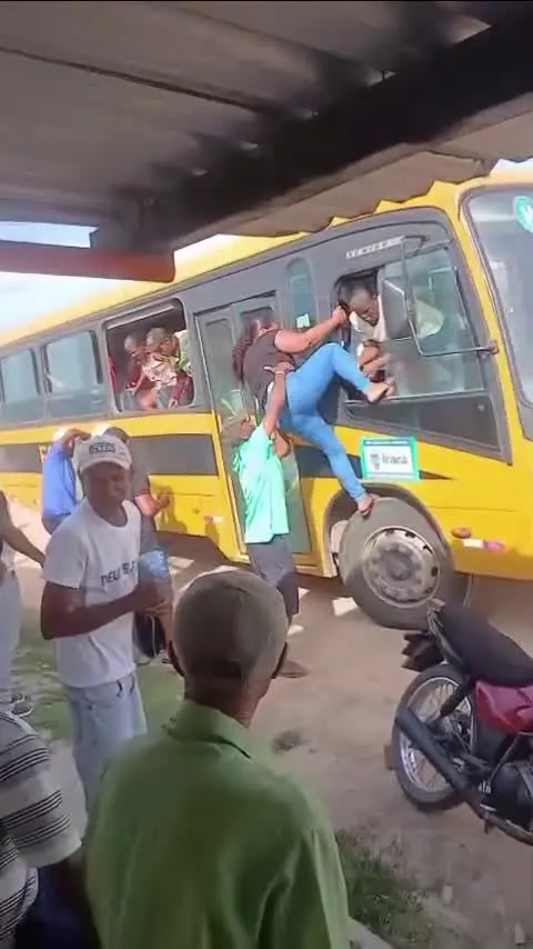 Passageiros deixaram o ônibus pelas janelas após pane elétrica em Irará, na Bahia. Foto: Reprodução/Redes sociais.