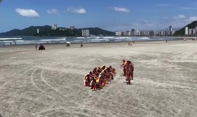 Vídeo mostra momento em que guarda-vidas interrompem avaliação prática para resgatar banhista levado por corrente de retorno em Santos. Foto: João Carlos Gomes Nascimento / Lentes que Voam.