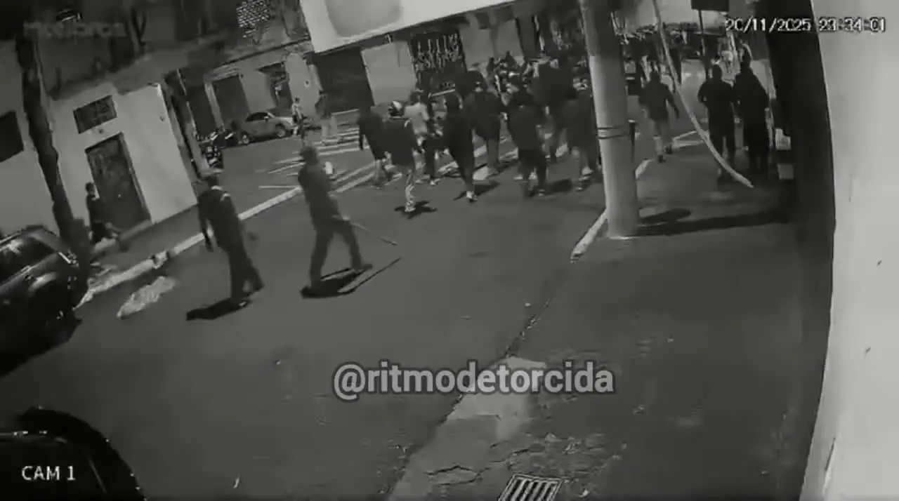 Torcedores de Corinthians e São Paulo entram em confronto no Bixiga; vídeo mostra integrantes armados avançando antes da perseguição. Foto: Reprodução.