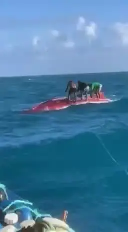 Registro em vídeo mostra o momento em que pai e filho são resgatados após ficarem à deriva por quase 24 horas. Foto: Reprodução.