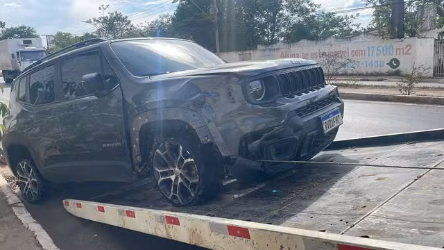 Vídeo: idoso se pendura em carro para evitar roubo