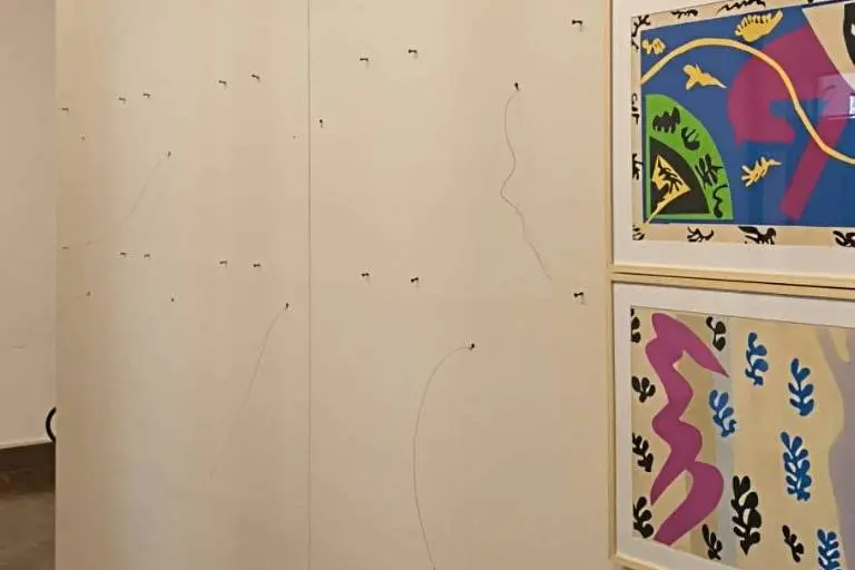 Parede da Biblioteca Mário de Andrade fica vazia após roubo de gravuras raras de Matisse e Portinari exibidas na exposição. Foto: Reprodução.