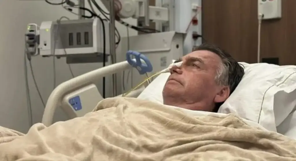 Ex-presidente, Jair Bolsonaro no hospital (Foto: Agência Brasil)
