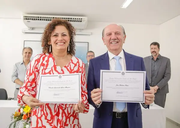 Prefeito José Roberto Piteri e a vice Cláudia Marques durante cerimônia oficial; ambos tiveram os diplomas cassados pelo TRE-SP, mas o prefeito segue no cargo por decisão provisória. Foto: Reprodução / Redes sociais.