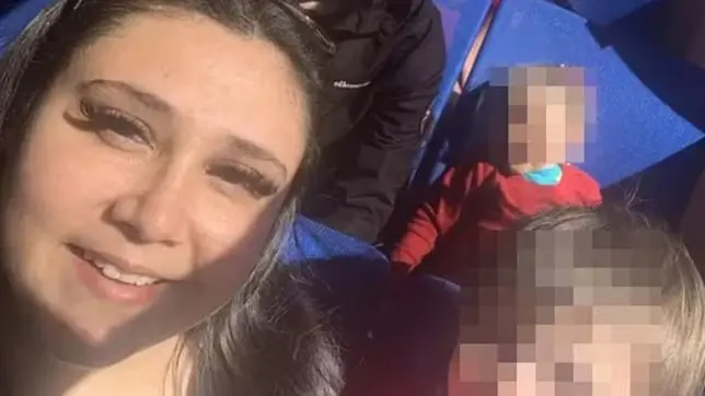 Sobrevivente do ataque em Bondi Beach, na Austrália, Tara Burns foi alvo de críticas nas redes sociais após criar uma vaquinha online para repor a bolsa e o celular perdidos durante a fuga em meio ao massacre que deixou 15 mortos. Foto: Reprodução.