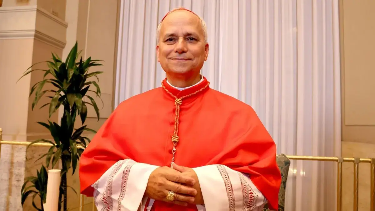 Papa Leão XIV durante sua primeira aparição pública no Vaticano, em maio, usando o look eleito pela Vogue como um dos destaques de 2025. Foto; Reprodução.