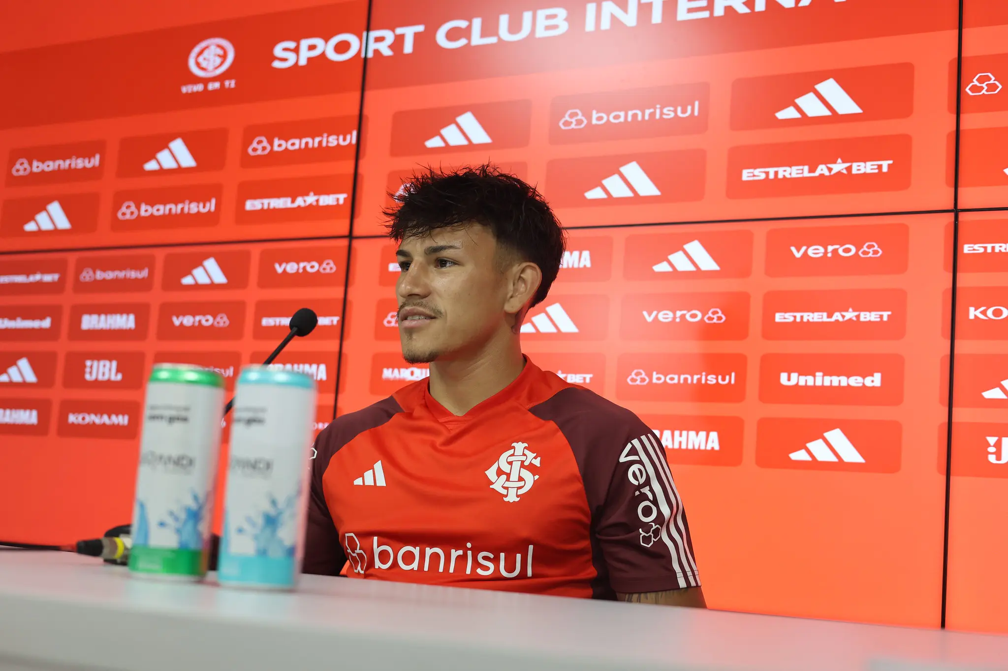 Jogador arranca fone de ouvido de jornalista e interrompe entrevista (Foto: Redes Sociais)