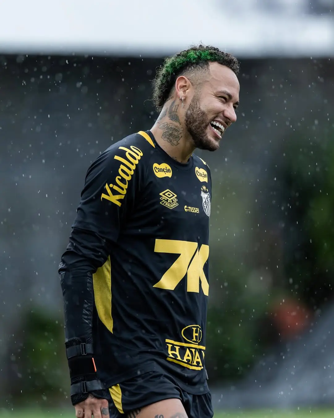 Neymar renova contrato com o Santos e seguirá defendendo o clube até dezembro de 2026. Foto: Reprodução.