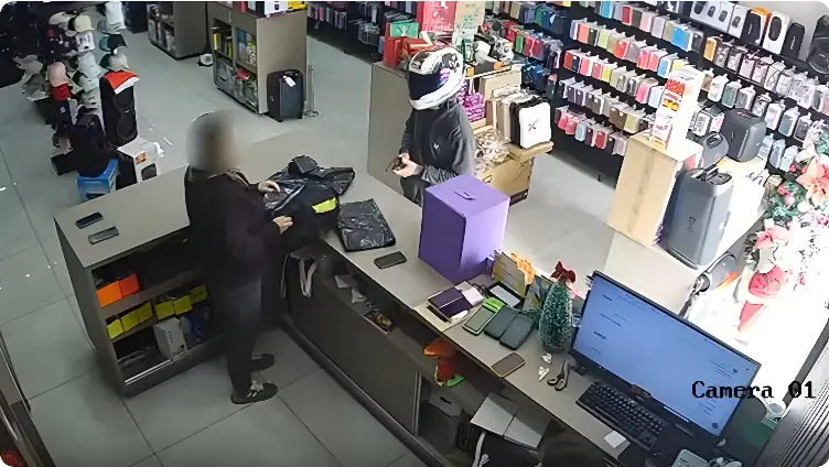 Funcionária acha que assalto é brincadeira e suspeito atira dentro de loja (Foto: Reprodução Câmera de Segurança)