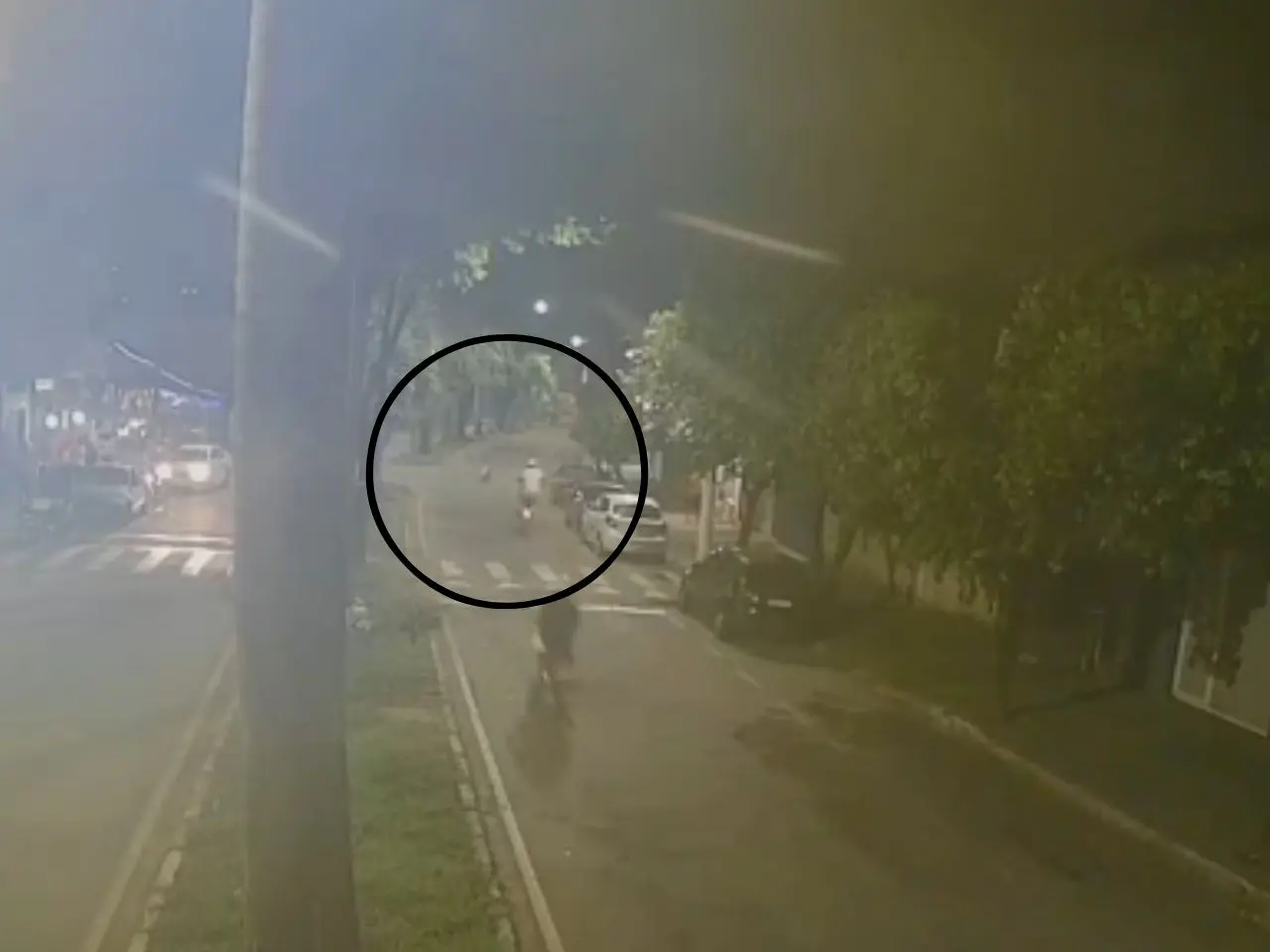 Manobra proibida: motociclista atropela pedestre enquanto 'dava grau'. Assista