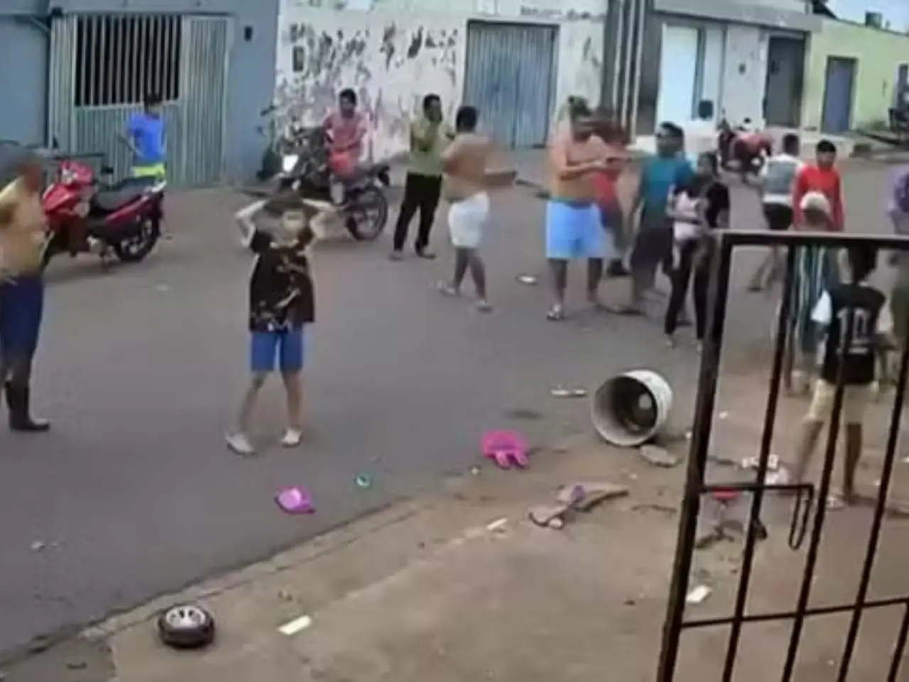 Mulher e duas crianças são atingidas por caminhonete e motorista foge sem prestar socorro; veja