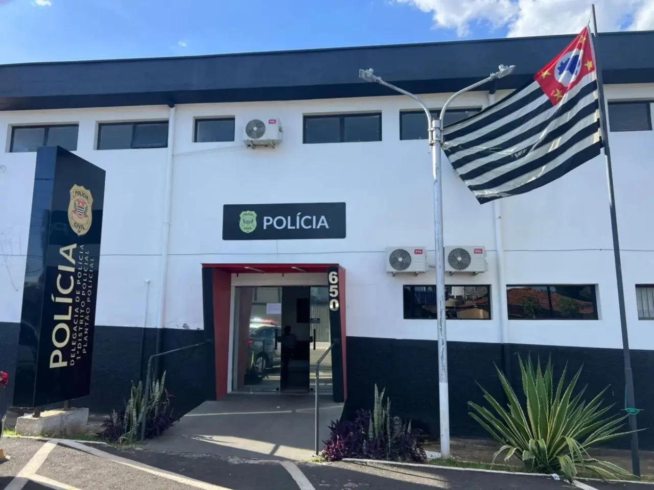 Seis presos fogem de delegacia pela porta da frente