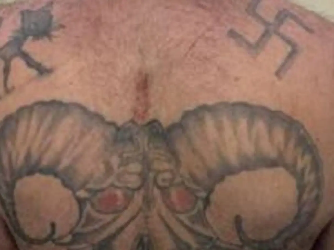 Preso por racismo: Justiça nega habeas corpus a homem com tatuagens nazistas