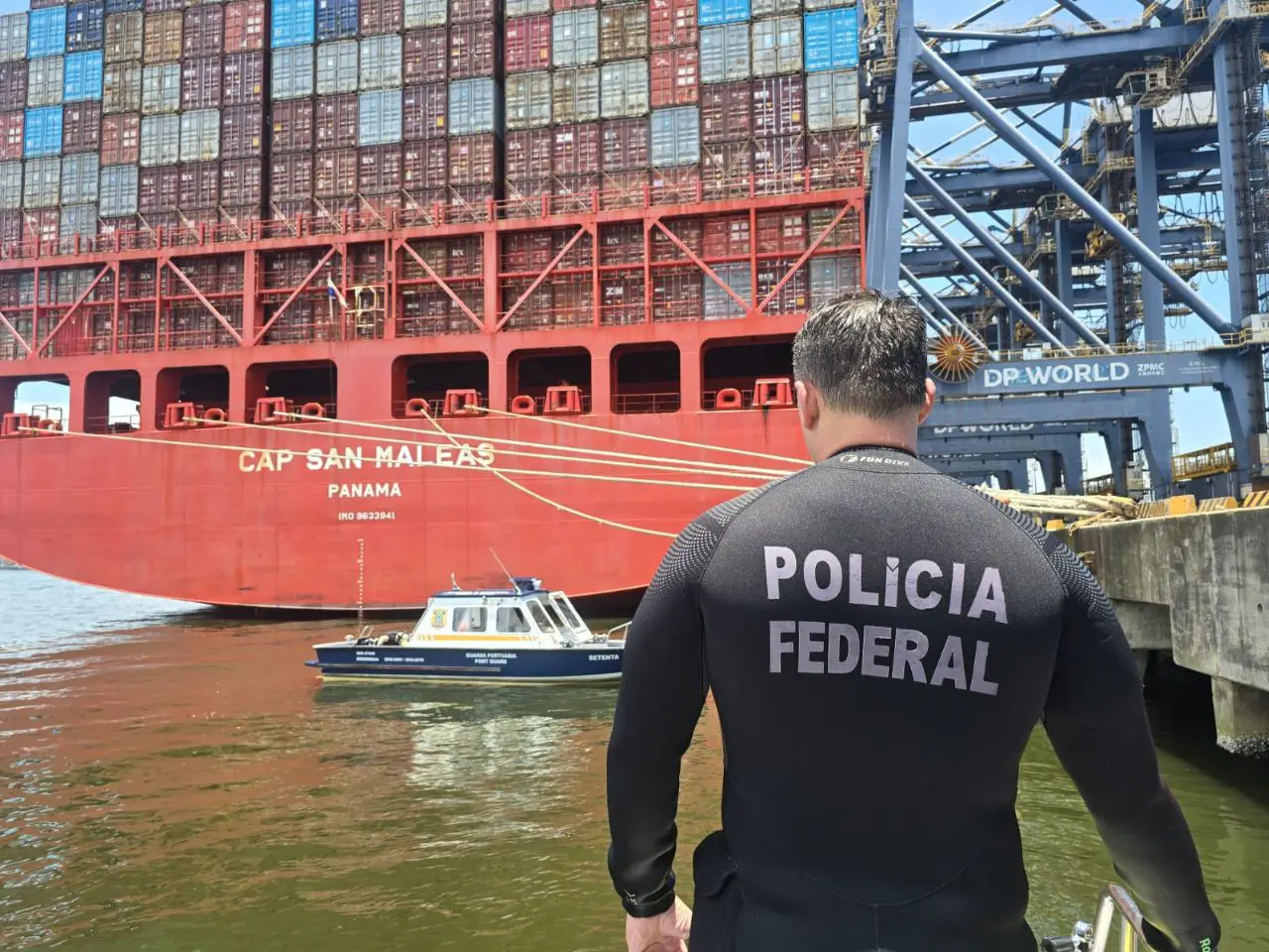 100 kg de cocaína são apreendidos pela PF embaixo de navio