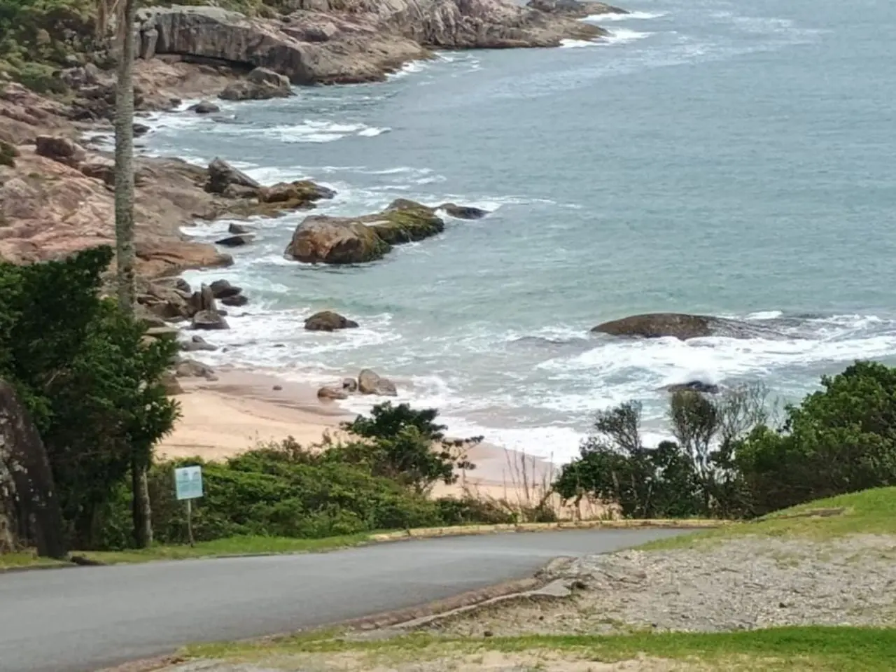 'Nu com a mão no bolso': juiz proíbe prisão de quem for flagrado pelado em praia