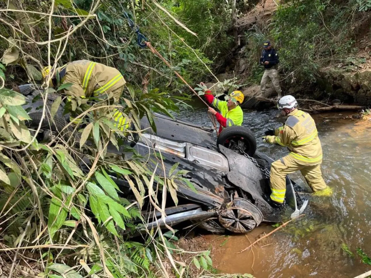Carro sai da pista, cai em ribanceira e deixa quatro mortos; vídeo