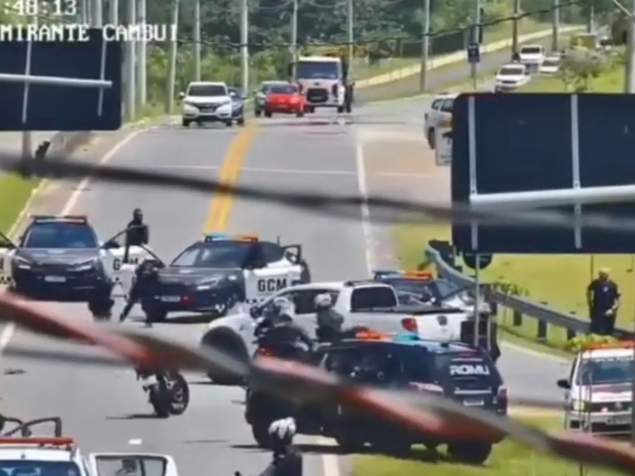 Perseguição alucinante: homem sobe na calçada e quase atropela duas pessoas antes de bater em viatura da GCM; vídeo