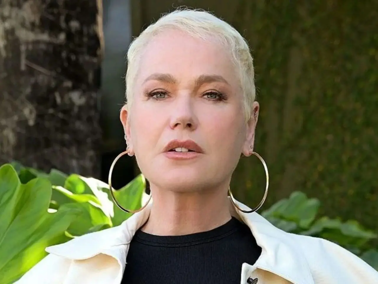 Xuxa tem alta após ser internada em hospital; saiba o motivo