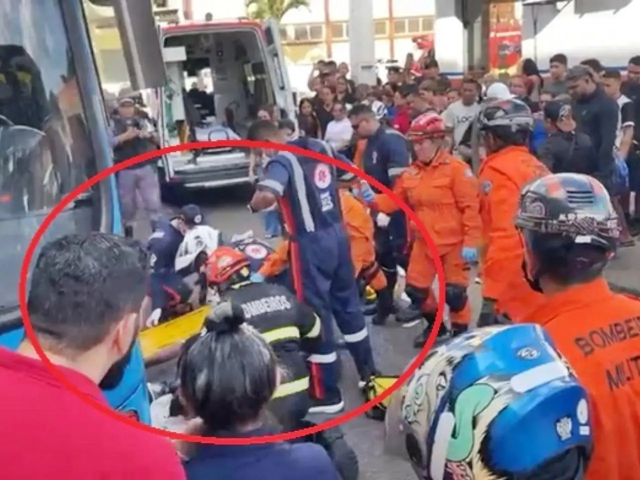 Pernas de motociclista são esmagadas em acidente com ônibus; veja