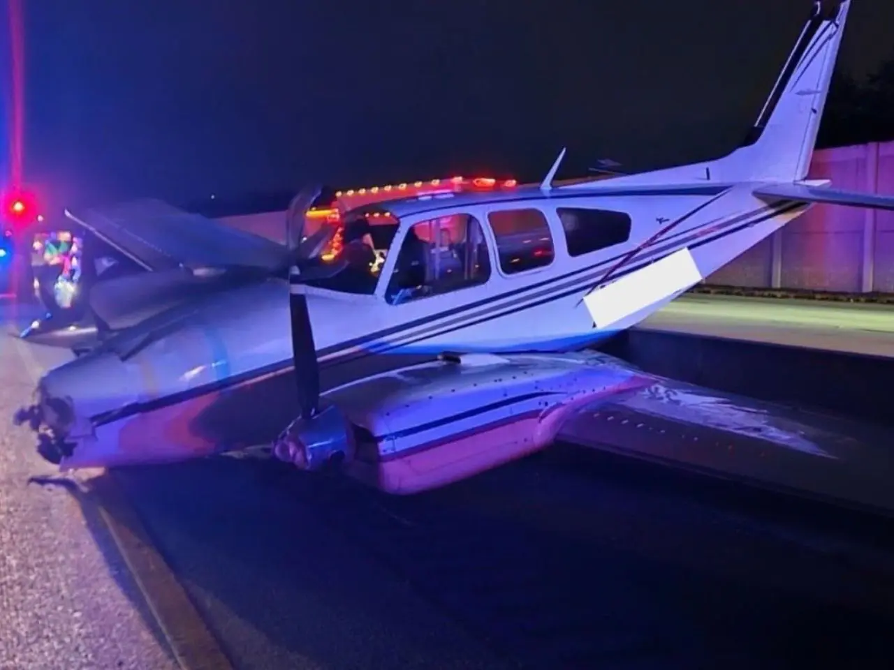 Vídeo: avião faz pouso de emergência em rodovia e cai em cima de carro