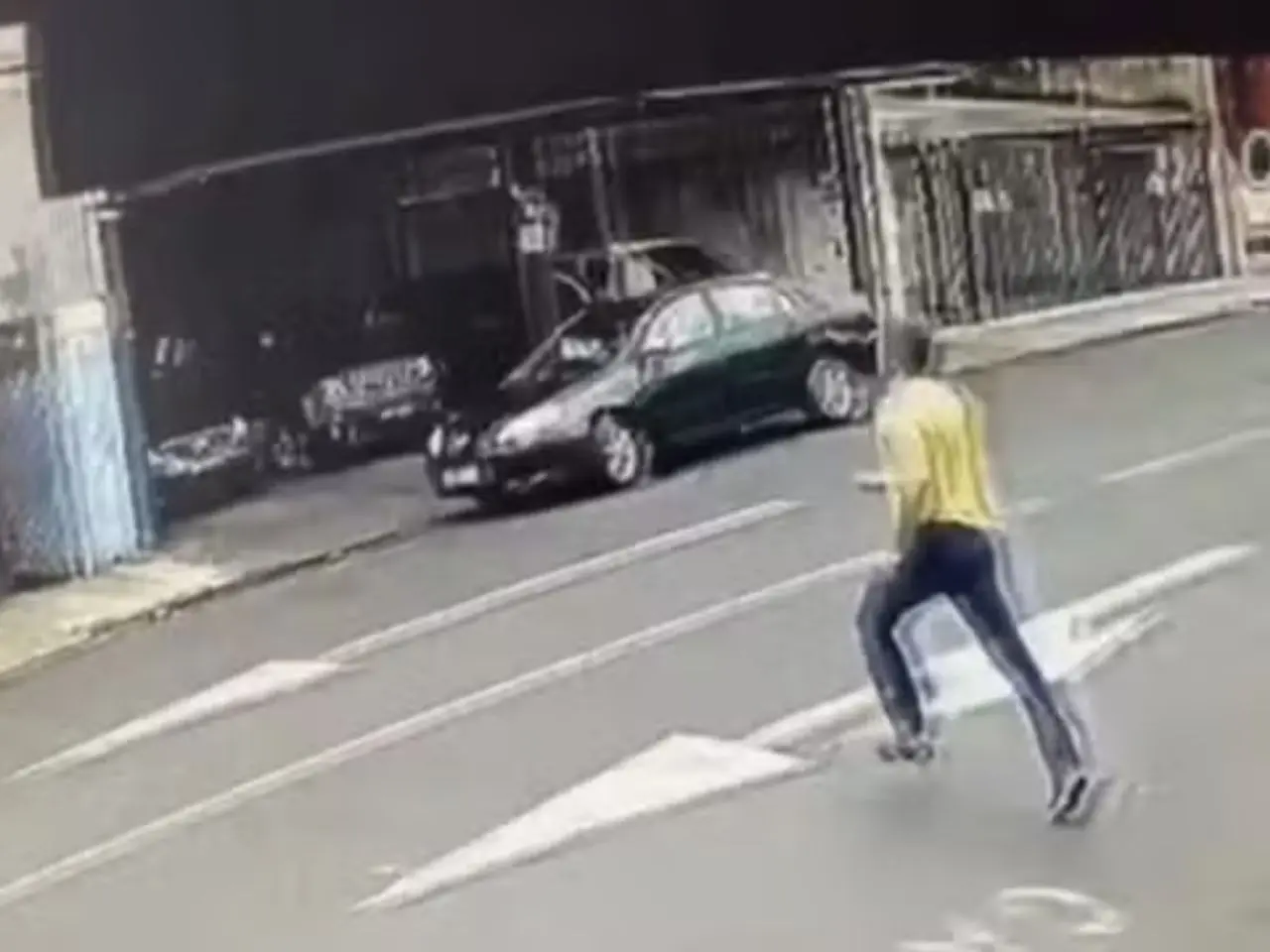 Homem tem moto roubada, persegue ladrão e consegue prendê-lo; veja vídeo