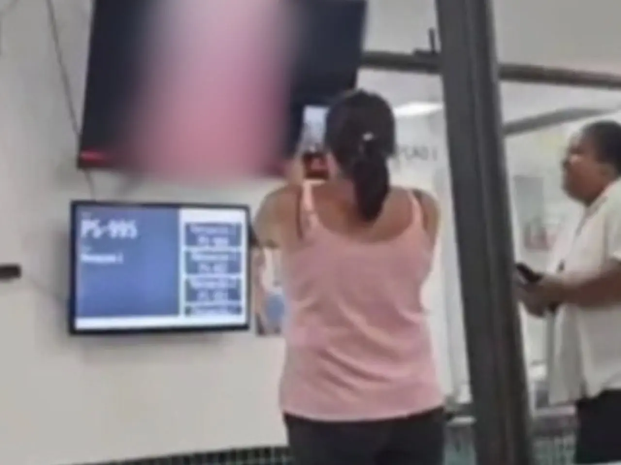 Pacientes são surpreendidos com 'proibidão' em TV de hospital; vídeo