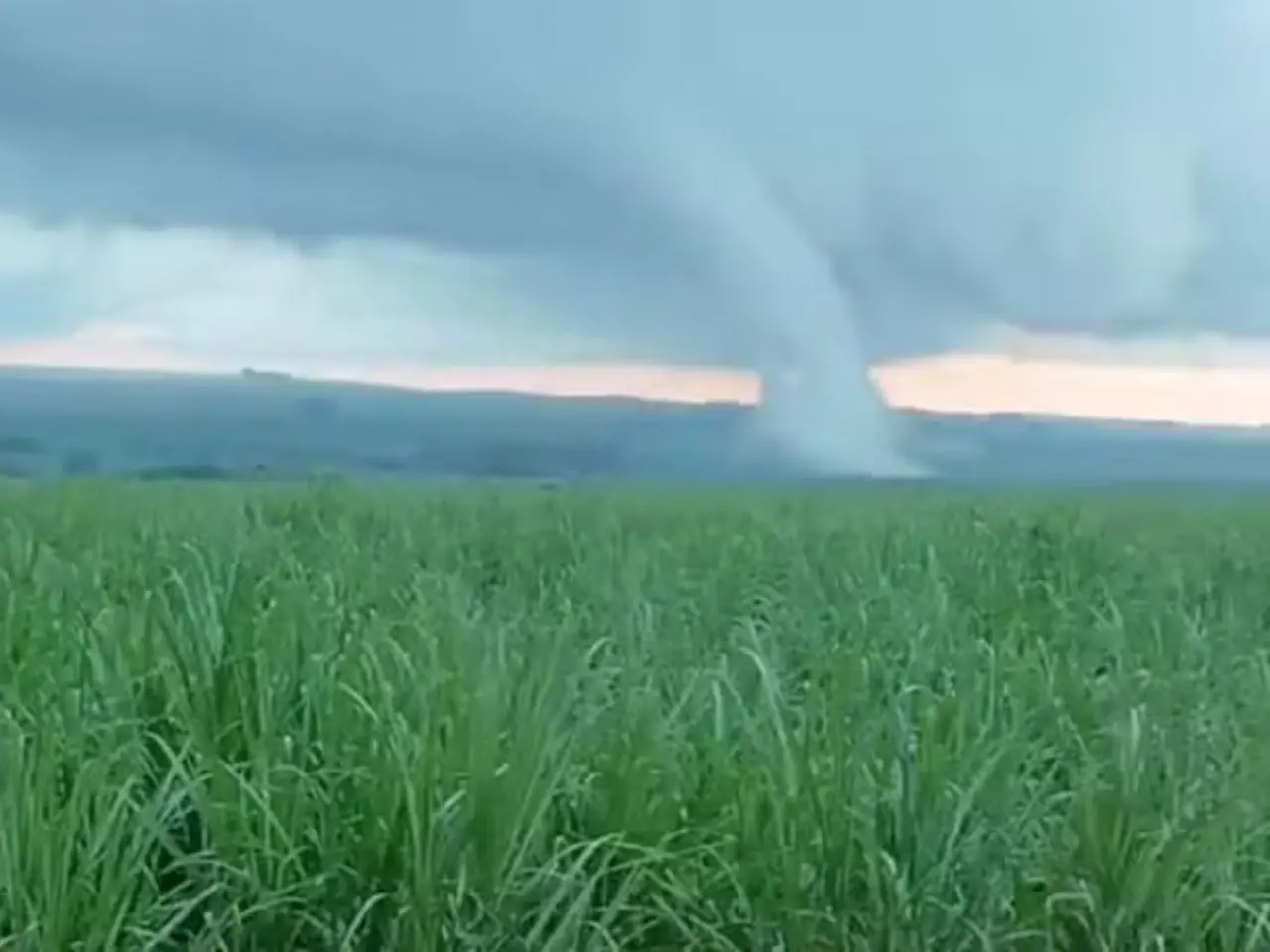 Vídeo: moradores registram tornado raro no interior de SP