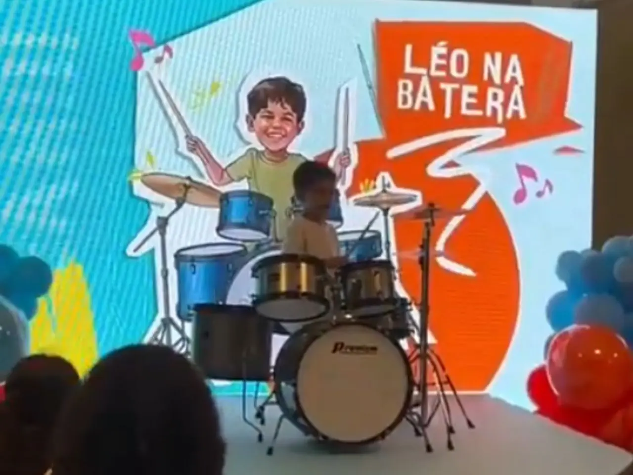 Filho de Marília Mendonça emociona ao aparecer tocando música da mãe; veja