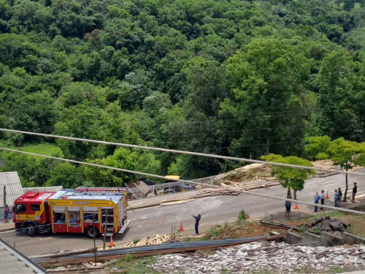Vídeo: motorista e pedestre morrem após caminhão despencar de ribanceira