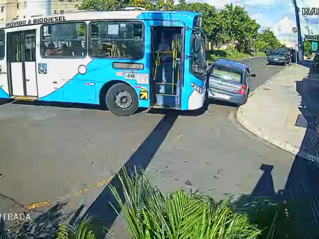 Vídeo: motorista de ônibus arrasta carro após discussão de trânsito
