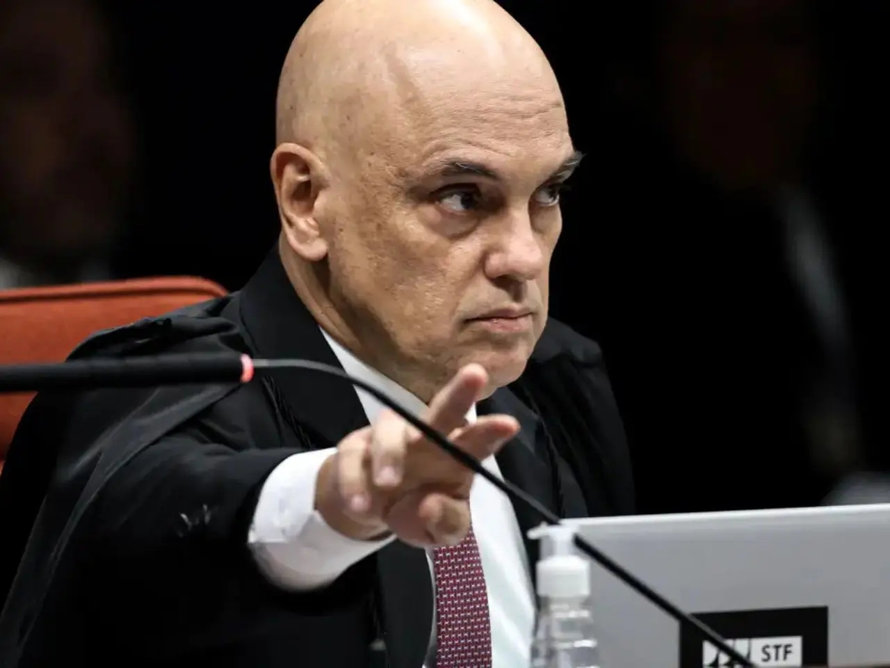 Saiba a pena de homem que sentou na cadeira de Alexandre de Moraes